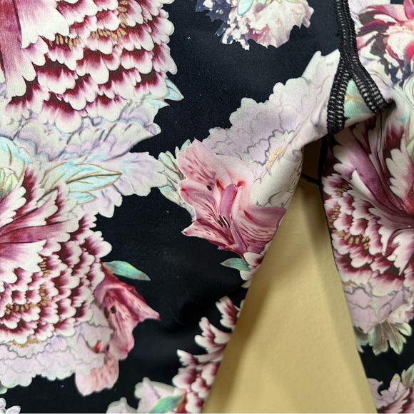 Athleta Run Free Pink Black Floral 7/8 Leggings Running Yoga Sz M - Picture 3 of 8